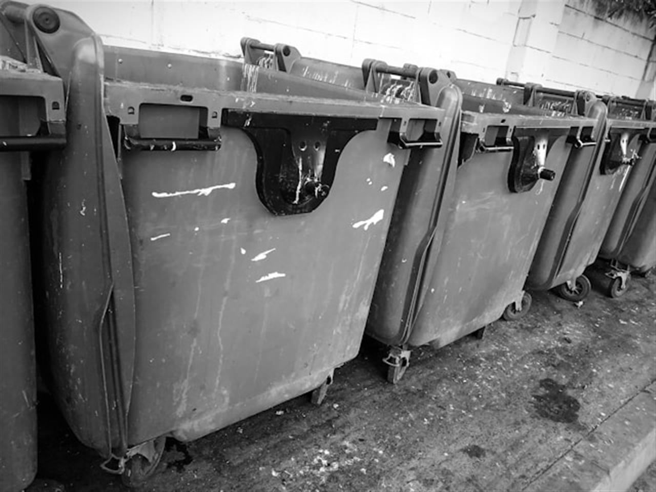 Stilfulde og praktiske metal skraldespande til ethvert hjem